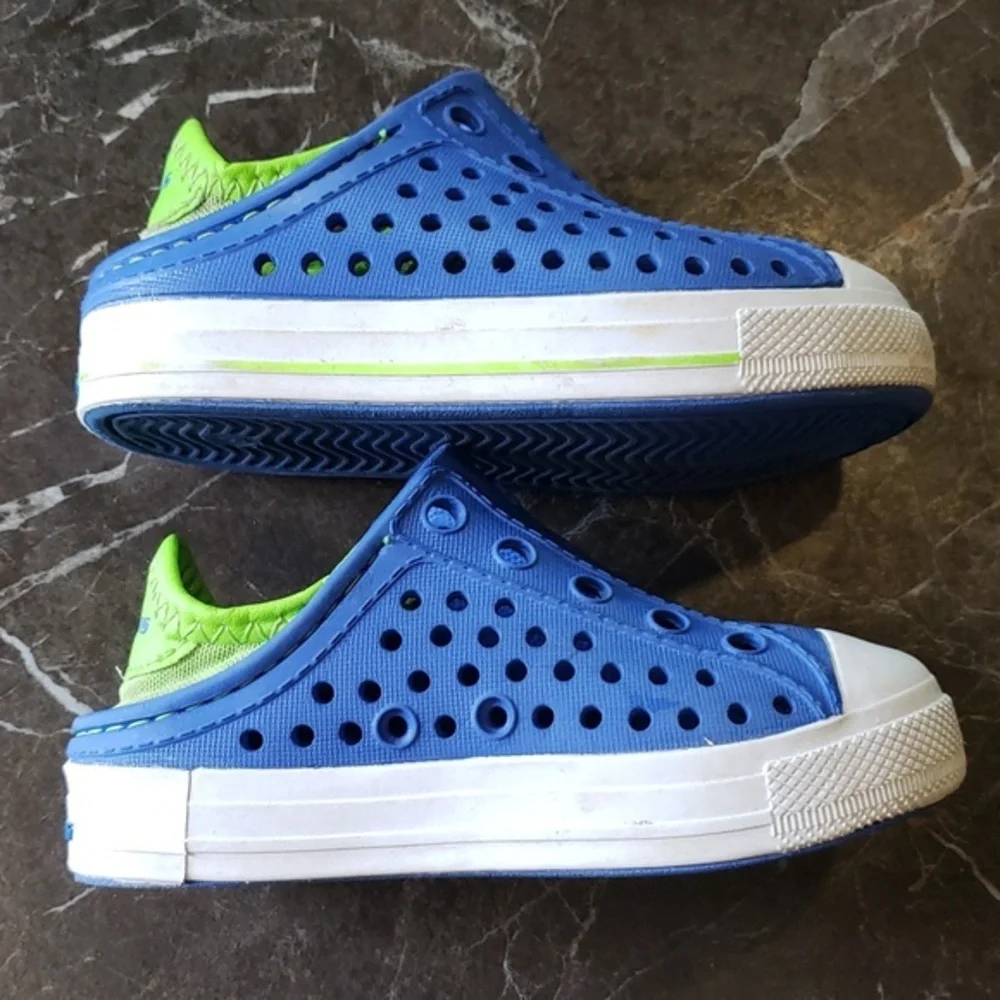 Skechers slip on water shoes kids size‎ 6